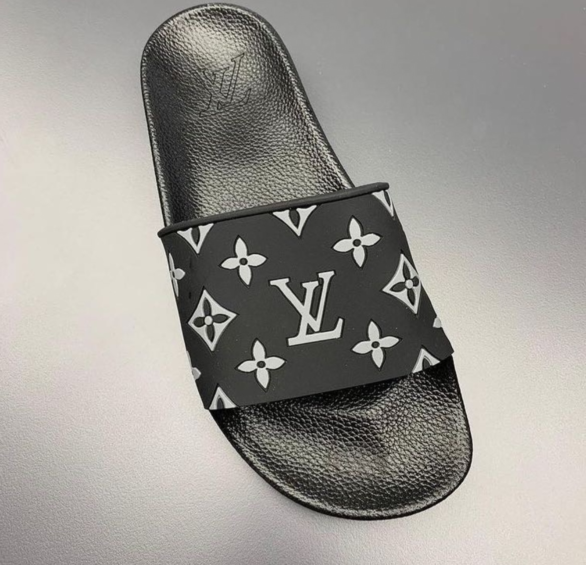 Claquettes Louıs Vuıtton