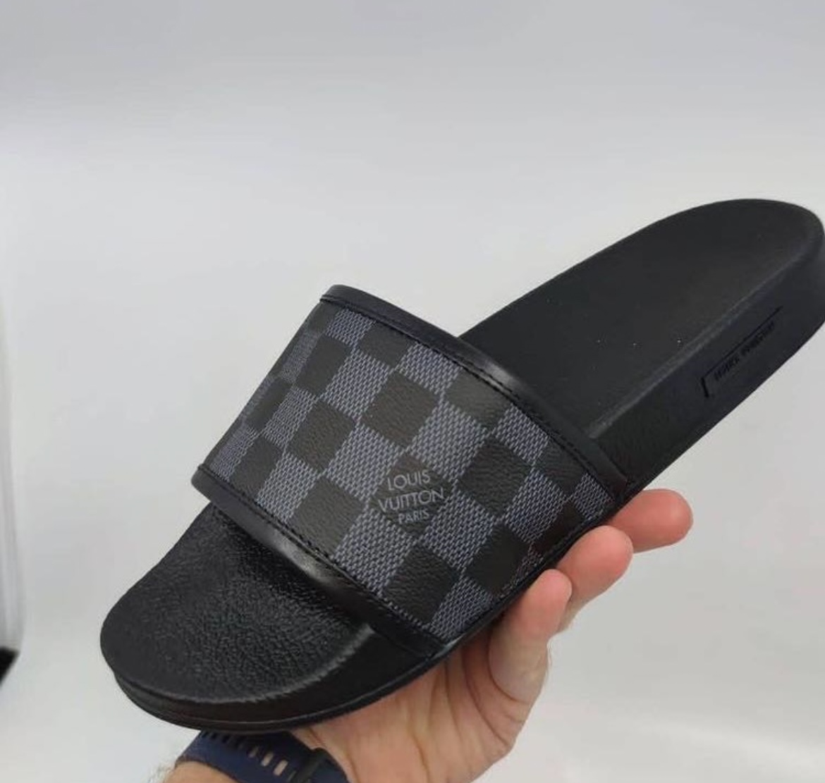 Claquettes Louıs Vuıtton 2