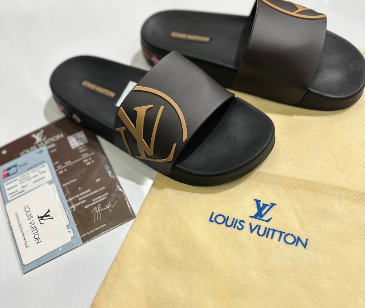 Claquettes LOUIS VUITTON 000